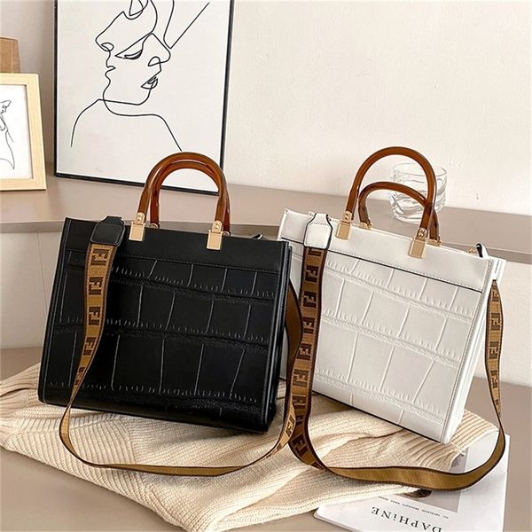 stone pattern large capacity women's new fashion portable single messenger clearance outlet sale
stone pattern large capacity women's new fashion portable single messenger clearance outlet sale