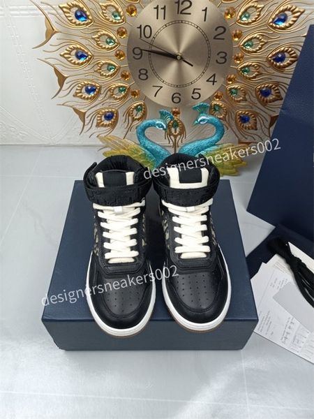 2022 new arrival fashion boots mens women casual shoe sneakers genuine leather bee embroidered red green yr210411, Black
2022 new arrival fashion boots mens women casual shoe sneakers genuine leather bee embroidered red green yr210411, Black