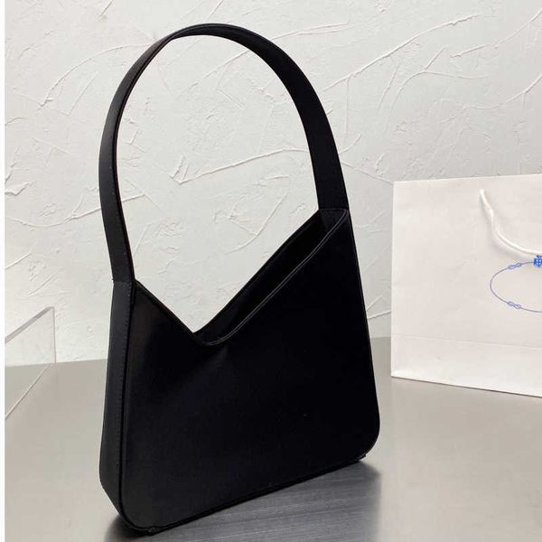 designer high end goods p family nylon v-type underarm bag 2021 autumn and winter new hobo portable medieval magic stick bag ins versatile
designer high end goods p family nylon v-type underarm bag 2021 autumn and winter new hobo portable medieval magic stick bag ins versatile