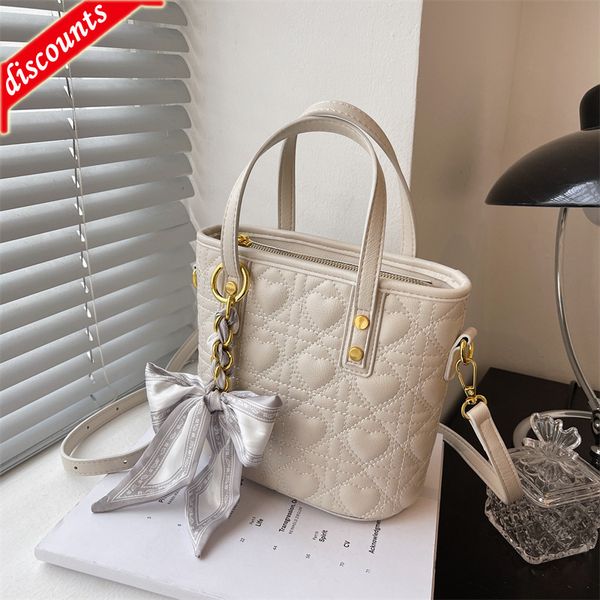 fashion brand trendy ladies bags direct sale 2022 new silk personalized love sewing texture zipper small single shoulder
fashion brand trendy ladies bags direct sale 2022 new silk personalized love sewing texture zipper small single shoulder