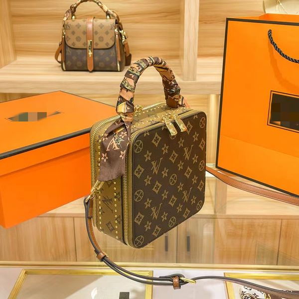 2023 popular small square fashion one-shoulder messenger bag handbag high-end double-sided women's light luxury
2023 popular small square fashion one-shoulder messenger bag handbag high-end double-sided women's light luxury