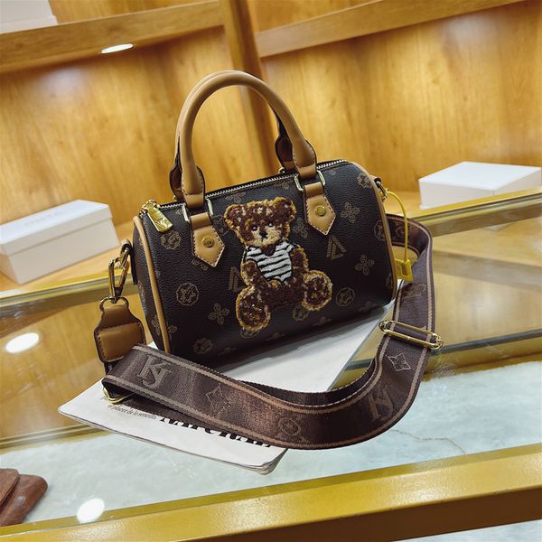 Wholesale factory ladies leather messenger bags Joker atmosphere retro old color pillow bag sweet cute cartoon embroidered handbag street trend plaid handbags
Wholesale factory ladies leather messenger bags Joker atmosphere retro old color pillow bag sweet cute cartoon embroidered handbag street trend plaid handbags