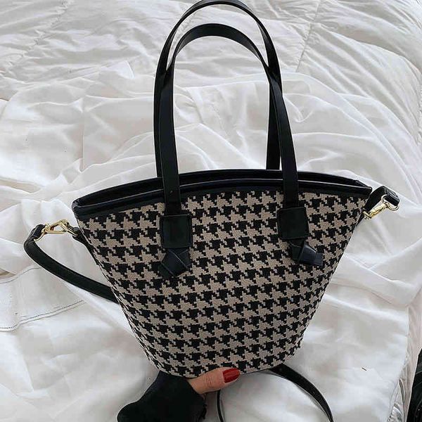 purse sale bag new women's fashion belt strap shoulder messenger bag portable tote
purse sale bag new women's fashion belt strap shoulder messenger bag portable tote