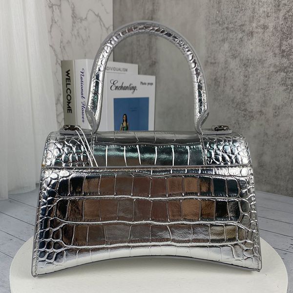 design retro crocodile pattern hourglass bag metal letter buckle leather handbag ladies new multifunctional fashion versatile diagonal shoul
design retro crocodile pattern hourglass bag metal letter buckle leather handbag ladies new multifunctional fashion versatile diagonal shoul