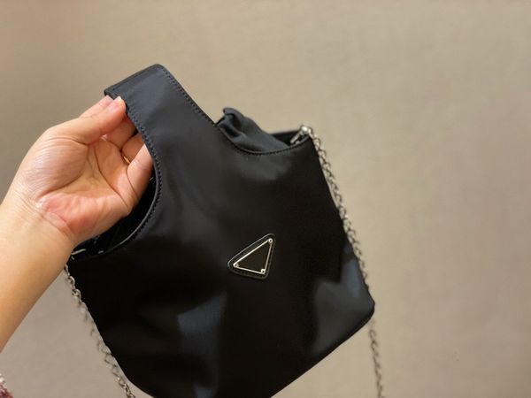 fashion handbags messenger evening bags vegetable baskets nylon bags imported waterproof canvas fabrics electroplating hardware detachable c
fashion handbags messenger evening bags vegetable baskets nylon bags imported waterproof canvas fabrics electroplating hardware detachable c