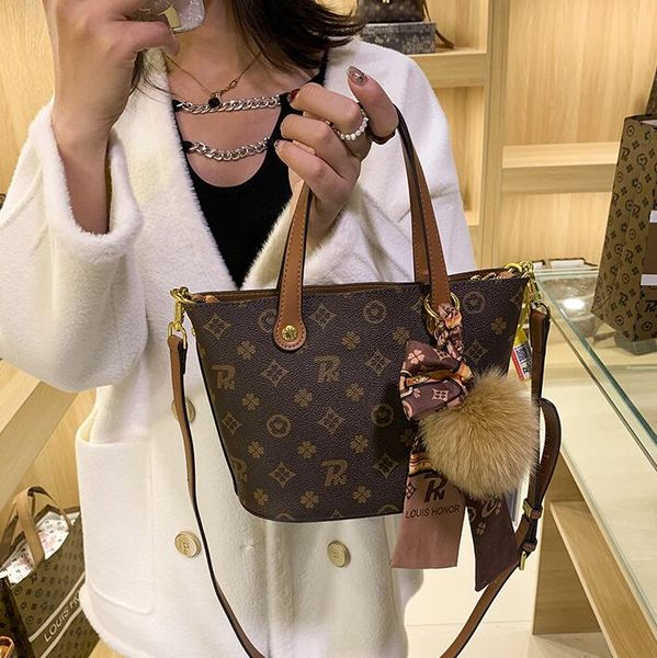 ladies leathers shoulder bags sweet and lovely ribbon bow foreign handbag simple and versatile printed fashion bucket bag classic contrast l, Black;red
ladies leathers shoulder bags sweet and lovely ribbon bow foreign handbag simple and versatile printed fashion bucket bag classic contrast l, Black;red