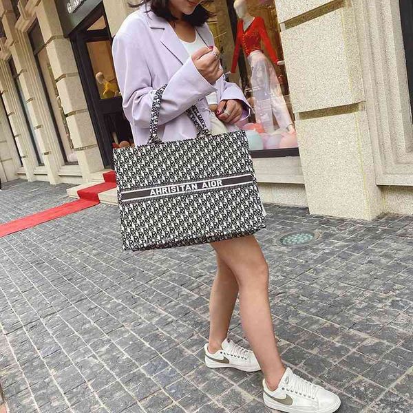 2022 trendy women new shopping women's classic old flower embroidery travel tote bag portable one shoulder bag
2022 trendy women new shopping women's classic old flower embroidery travel tote bag portable one shoulder bag