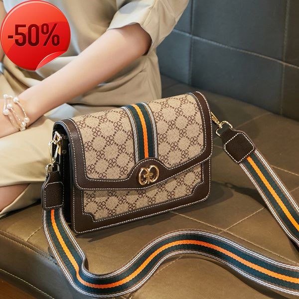 fashion luxury designerfashionable women's korean version 2022 summer new printed small square simple wide webbing single shoulder mess
fashion luxury designerfashionable women's korean version 2022 summer new printed small square simple wide webbing single shoulder mess