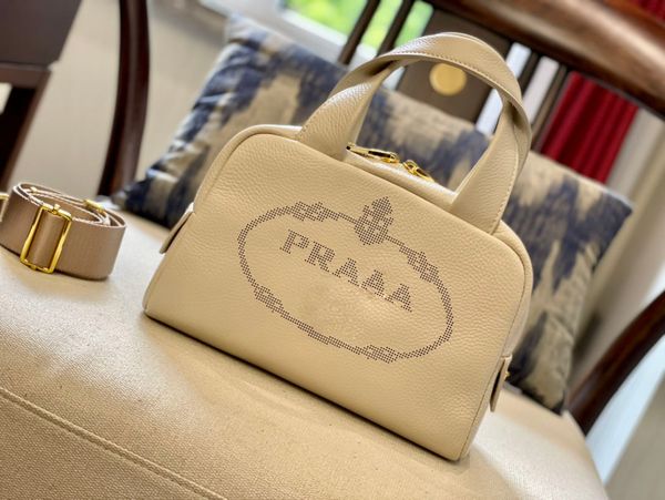 briefcases men's and women's same style designer leather business handbags street one-shoulder messenger bags
briefcases men's and women's same style designer leather business handbags street one-shoulder messenger bags