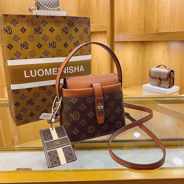 autumn winter female fashion contrast color portable european and american printed single shoulder bag
autumn winter female fashion contrast color portable european and american printed single shoulder bag