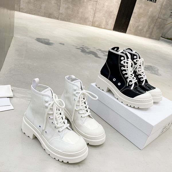 Platform Boots Designer womans martin Elevated soles women bare bootss Calfskin boot star rubber logo with perforated rubber trim black White winter top quality
Platform Boots Designer womans martin Elevated soles women bare bootss Calfskin boot star rubber logo with perforated rubber trim black White winter top quality
