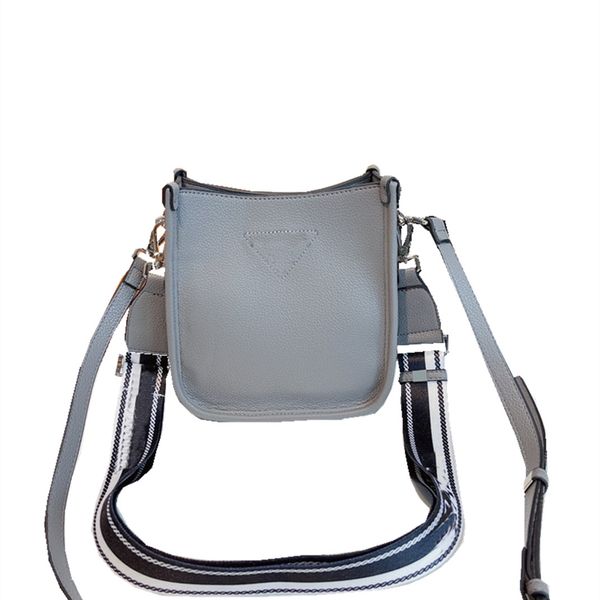 new designer single shoulder bag women's messenger bag two shoulder straps size 19 cm distribution box
new designer single shoulder bag women's messenger bag two shoulder straps size 19 cm distribution box