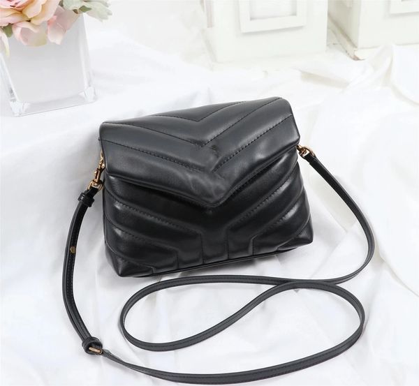 women's fashion small shoulder bag genuine leather fine workmanship simple fashion versatile temperament
women's fashion small shoulder bag genuine leather fine workmanship simple fashion versatile temperament