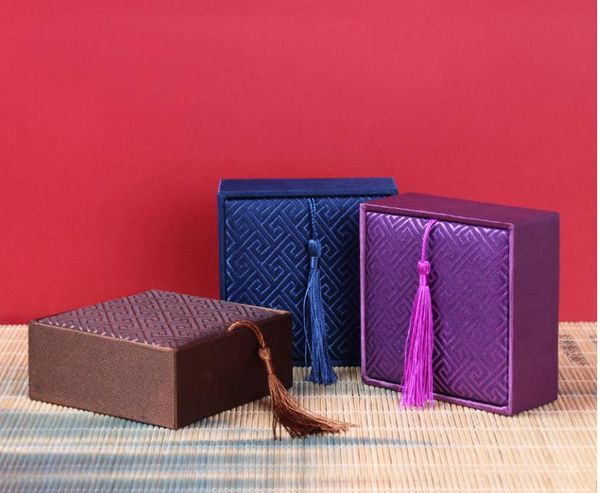 chinese silk brocade jewelry box luxury gift packaging boxes bracelet bangle storage case, Black;white
chinese silk brocade jewelry box luxury gift packaging boxes bracelet bangle storage case, Black;white