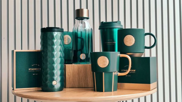 starbucks cup 2021 new dark green female voice nameplate gradient phnom penh glass straw with mark insulation
starbucks cup 2021 new dark green female voice nameplate gradient phnom penh glass straw with mark insulation