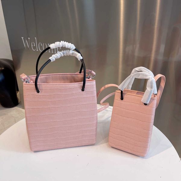 luxury brand designer totes lash package women shandbags messenger bags tote leopard grain leather black shopping bag simple style 20*8*22cm
luxury brand designer totes lash package women shandbags messenger bags tote leopard grain leather black shopping bag simple style 20*8*22cm
