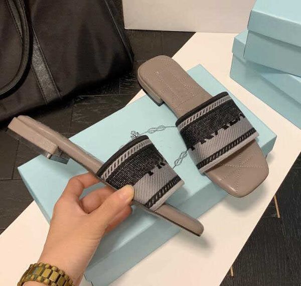 2022 luxury designer women slippers embroidered letter sandals flat slippers leather inside comfortable lambskin white pink heel height, Black
2022 luxury designer women slippers embroidered letter sandals flat slippers leather inside comfortable lambskin white pink heel height, Black