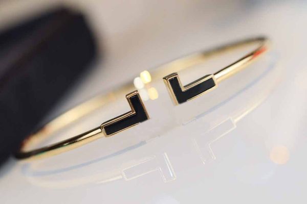 v gold material excellent quality charm opened bracelet with diamond and enamel color have stamp velet bag box ps3774, Golden;silver
v gold material excellent quality charm opened bracelet with diamond and enamel color have stamp velet bag box ps3774, Golden;silver