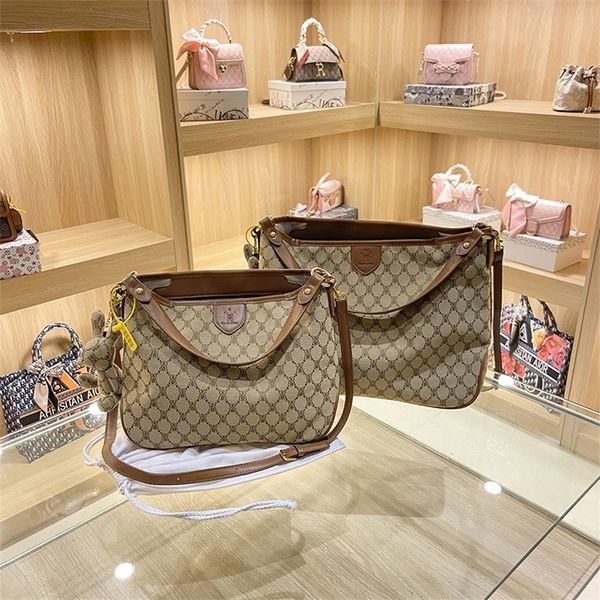 popular bag women's autumn and winter new high-capacity tote soft leather flower messenger is versatile bags_model4zq3
popular bag women's autumn and winter new high-capacity tote soft leather flower messenger is versatile bags_model4zq3