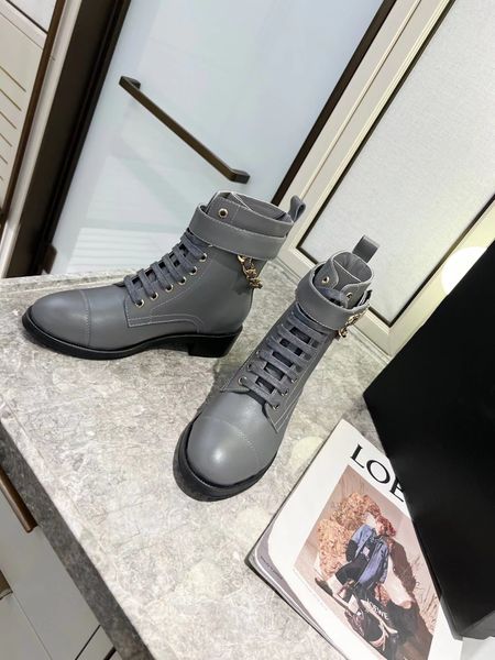 the new fall/winter 2022 martin boots are paired with a detachable belt with classic double-chain elements, Black
the new fall/winter 2022 martin boots are paired with a detachable belt with classic double-chain elements, Black