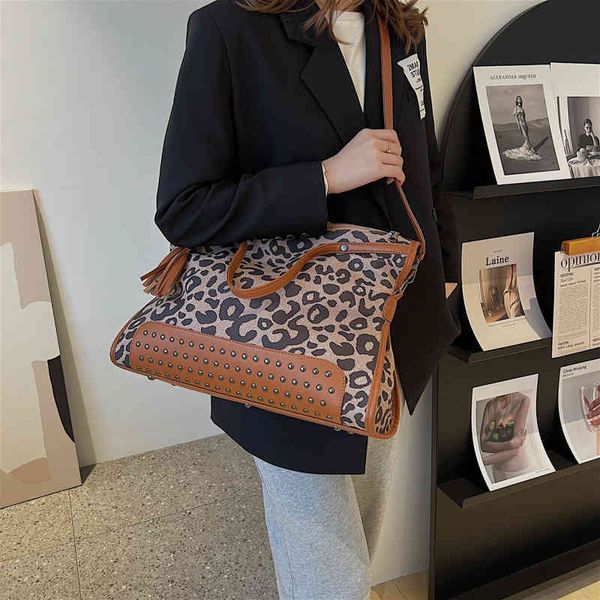 ladies fashion personality trend new brand bag wholesale large and winter leisure capacity shoulder women 2022 style
ladies fashion personality trend new brand bag wholesale large and winter leisure capacity shoulder women 2022 style