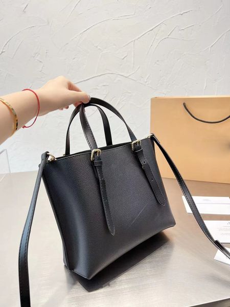7a designer bag high-end luxury shopping bags shiny hardware logo super practical ladies portable shoulder bag
7a designer bag high-end luxury shopping bags shiny hardware logo super practical ladies portable shoulder bag