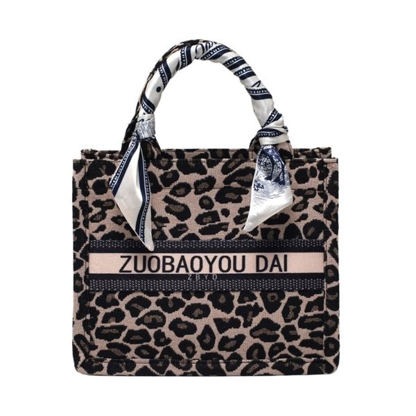 new autumn women's fashion texture lock hand single armpit small square omnp clearance outlet sale
new autumn women's fashion texture lock hand single armpit small square omnp clearance outlet sale