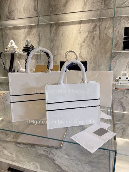 2022 new special edition of black smooth cowhide bag the watermarking of stereoscopic embossing totes classical oblique totem shopping bags
2022 new special edition of black smooth cowhide bag the watermarking of stereoscopic embossing totes classical oblique totem shopping bags