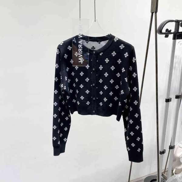 women's knits tees in spring and summer of the double-sided wearable black--white thin knitted is for women to reduce age contrast xjm9
women's knits tees in spring and summer of the double-sided wearable black--white thin knitted is for women to reduce age contrast xjm9