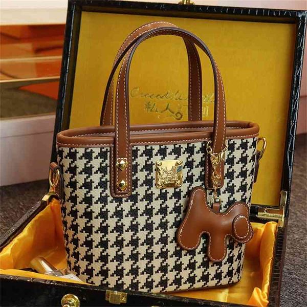 purse 2022 new autumn and winter new lattice portable bucket bag sail cloth basket bag sling one shoulder messenger women's bag outlets
purse 2022 new autumn and winter new lattice portable bucket bag sail cloth basket bag sling one shoulder messenger women's bag outlets