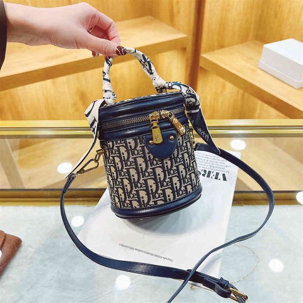 new bucket large capacity portable single shoulder msenger bag ladi 2022 luxury brand fashion design women's sachet
new bucket large capacity portable single shoulder msenger bag ladi 2022 luxury brand fashion design women's sachet