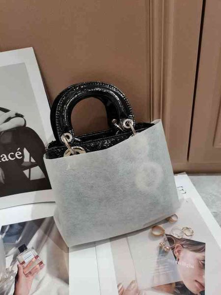 wind imitation embroidered thread dai fei smooth material lacquer leather portable one shoulder messenger bag is popular and luxury designer
wind imitation embroidered thread dai fei smooth material lacquer leather portable one shoulder messenger bag is popular and luxury designer