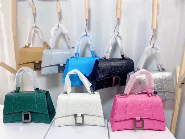 2022 luxury designer bag messenger shoulder coin purse portable half moon fashion shopping bag ladies alphabet popular cartoon pillow
2022 luxury designer bag messenger shoulder coin purse portable half moon fashion shopping bag ladies alphabet popular cartoon pillow