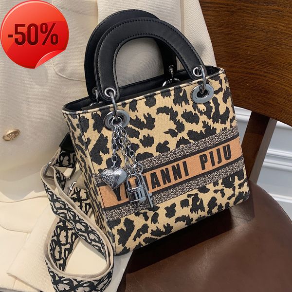 the factory directly fashion small female 2022 new fashion broadband msenger leopard canvas winter portable princs bag
the factory directly fashion small female 2022 new fashion broadband msenger leopard canvas winter portable princs bag