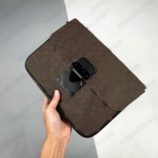 s lock a4 pouch men clutch bags trunk clasp luxurys designers monograms macassar embossed leather s-lock magnetic closure handle bag flap, Red;black
s lock a4 pouch men clutch bags trunk clasp luxurys designers monograms macassar embossed leather s-lock magnetic closure handle bag flap, Red;black