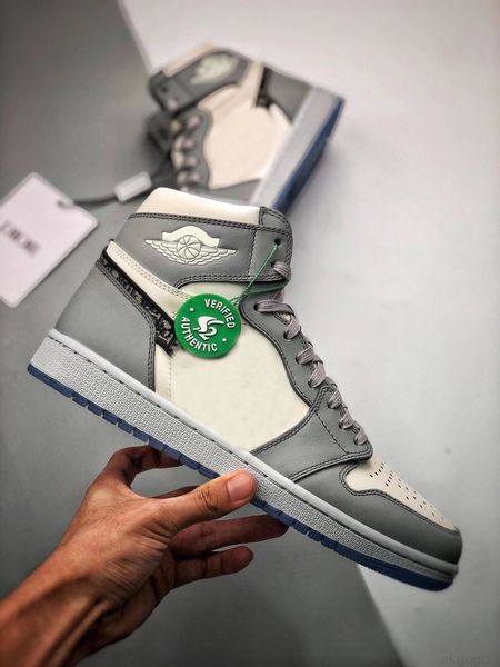 released authentic 1 high og low basketball shoes men women 1s wolf grey sail pn dust white with original box bag cn8607-002
released authentic 1 high og low basketball shoes men women 1s wolf grey sail pn dust white with original box bag cn8607-002