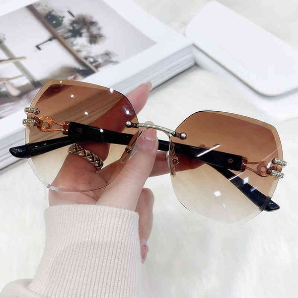 2022 fashion brand design sunglasses factory direct sales trendy clothing 2022 new frameless women's red shooting glasses, White;black
2022 fashion brand design sunglasses factory direct sales trendy clothing 2022 new frameless women's red shooting glasses, White;black