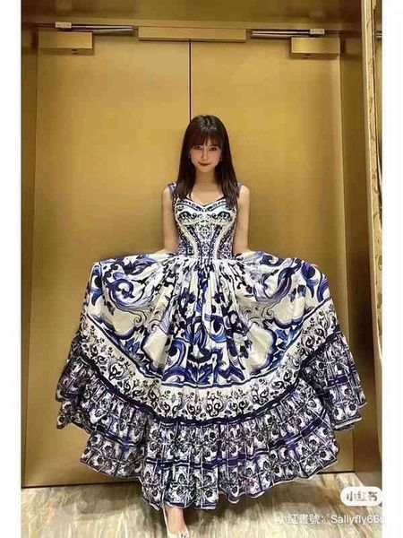 2022 blue and white porcelain sleeveless dress designed by luxury designer, Black;gray
2022 blue and white porcelain sleeveless dress designed by luxury designer, Black;gray
