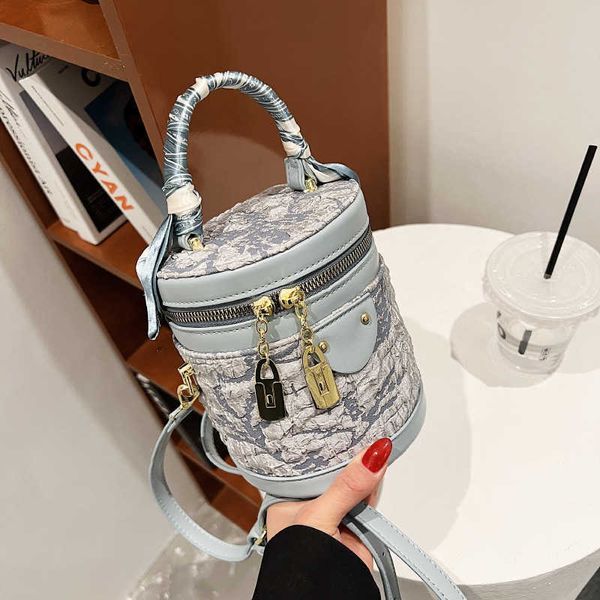 2022 ecening cylinder bags panelled high-quality texture, bucket bag, fashion silk scarf, portable crossbody bag
2022 ecening cylinder bags panelled high-quality texture, bucket bag, fashion silk scarf, portable crossbody bag