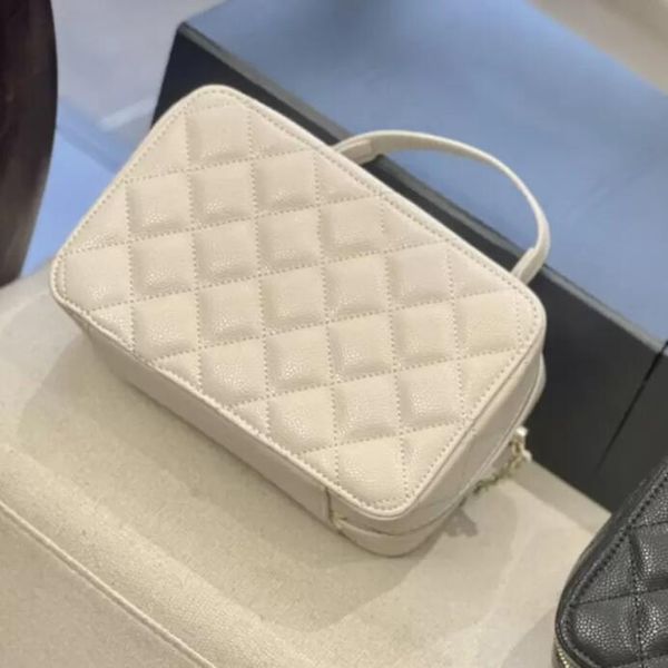 sw women cosmetic bag box grained calfskin handle handbag designers gold-tone metal chain hardware quilted timeless diamond quilting designe
sw women cosmetic bag box grained calfskin handle handbag designers gold-tone metal chain hardware quilted timeless diamond quilting designe