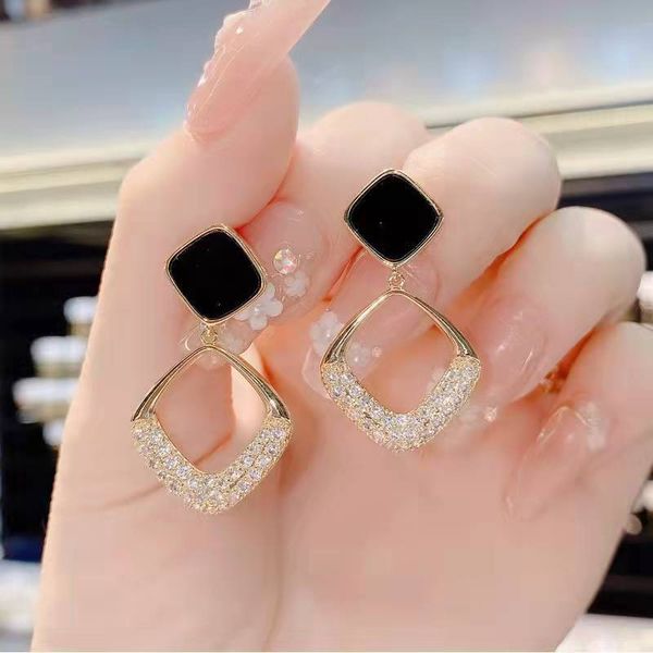 simple geometric diamond-shaped diamond stud niche light luxury design oil drop earrings net red temperament high-end earrings, Golden;silver
simple geometric diamond-shaped diamond stud niche light luxury design oil drop earrings net red temperament high-end earrings, Golden;silver
