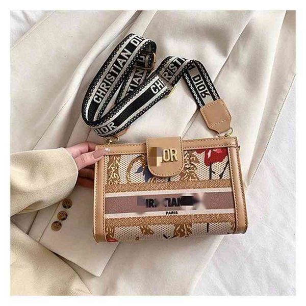 factory direct sale retro little fragrance simple temperament korean version 2022 new d-shaped messenger female student ins super fire desig
factory direct sale retro little fragrance simple temperament korean version 2022 new d-shaped messenger female student ins super fire desig