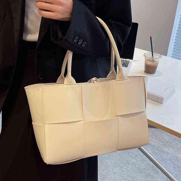 otku woven bag women's large capacity 2022 new minority high sense hand bill of lading shoulder versatile tote bag trend
otku woven bag women's large capacity 2022 new minority high sense hand bill of lading shoulder versatile tote bag trend