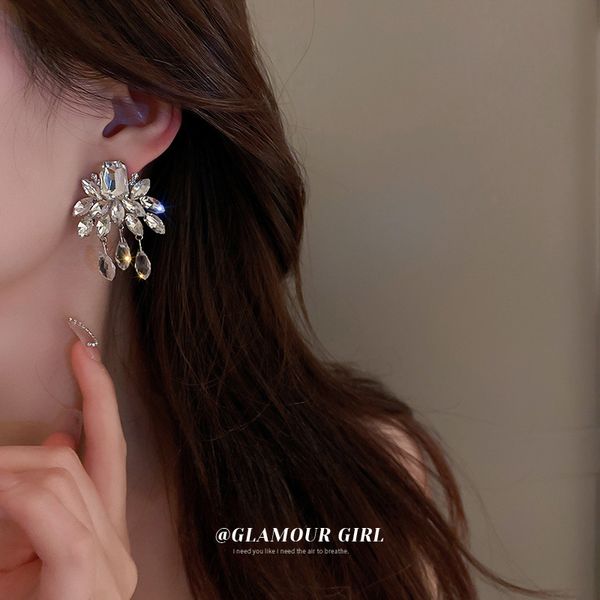 silver needle crystal diamond leaf-shaped earring european and american personalized trendy exaggerated stud earrings niche design earrings, Golden
silver needle crystal diamond leaf-shaped earring european and american personalized trendy exaggerated stud earrings niche design earrings, Golden