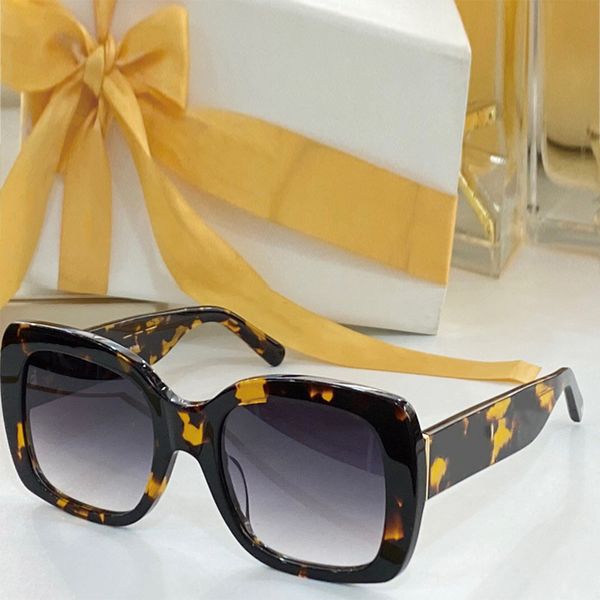 trending mens and womens empreinte square sunglasses faceted rims add extra drama while decorative hinged initials ensure an elegant finish, White;black
trending mens and womens empreinte square sunglasses faceted rims add extra drama while decorative hinged initials ensure an elegant finish, White;black