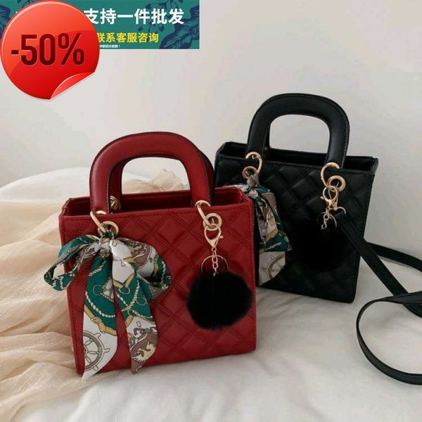 luxury designerbag women 2020 new korean versatile messenger small fragrance lingge princess fashion portable bridal bag
luxury designerbag women 2020 new korean versatile messenger small fragrance lingge princess fashion portable bridal bag