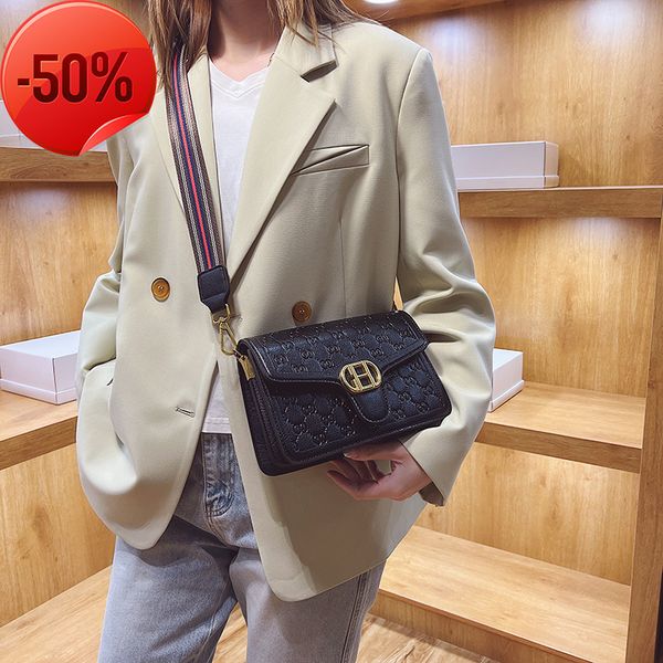 luxury designerbag female 2022 new fashion embossed small square foreign temperament buckle broadband messenger single shoulder bag
luxury designerbag female 2022 new fashion embossed small square foreign temperament buckle broadband messenger single shoulder bag