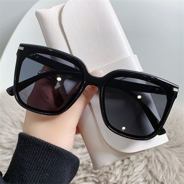 2022 new dazzling color women's sunglasses men's street shooting fashion eyewear retro wild glasses, White;black
2022 new dazzling color women's sunglasses men's street shooting fashion eyewear retro wild glasses, White;black