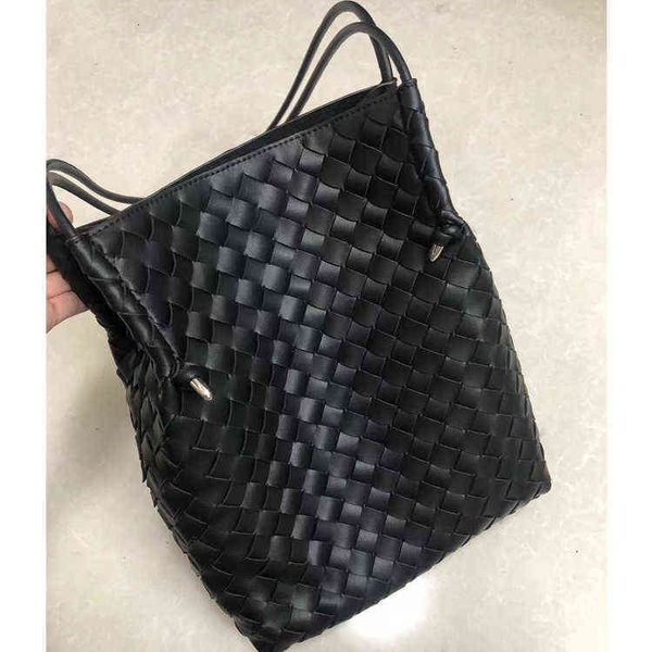 woven cowhide bucket bag single shoulder armpit large capacity pure handmade women's
woven cowhide bucket bag single shoulder armpit large capacity pure handmade women's