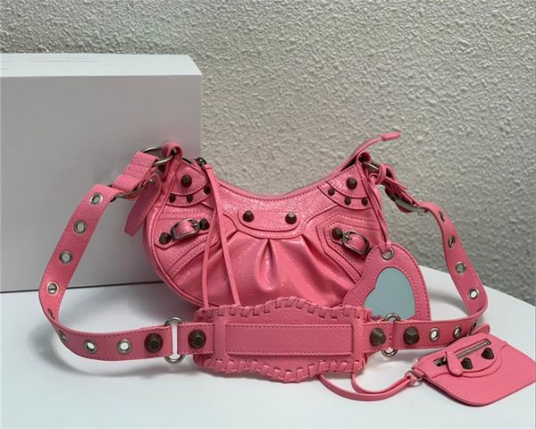 2022 ladies handbag classic motorcycle bag element designer rivet leather half crescent saddle one shoulder oblique sho
2022 ladies handbag classic motorcycle bag element designer rivet leather half crescent saddle one shoulder oblique sho
